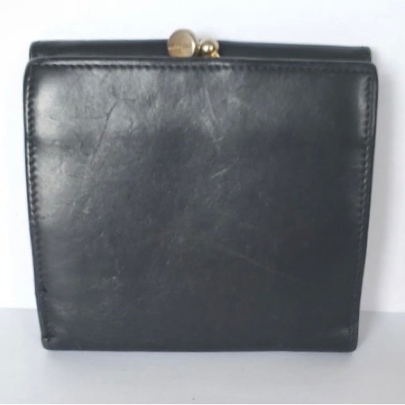 Salvatore Ferragamo Gancini
Wallet Card Bill Coin Black
Leather Medium Kisslock - Picture 3 of 14